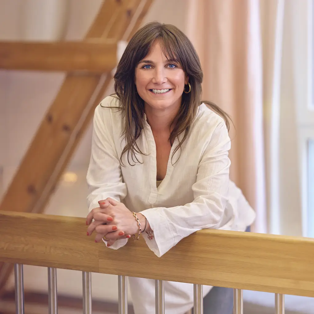 Janna Raphaela Odesser, Diplom-Psychologin und Gründerin von EYZE, lächelt freundlich in einem hellen Raum.